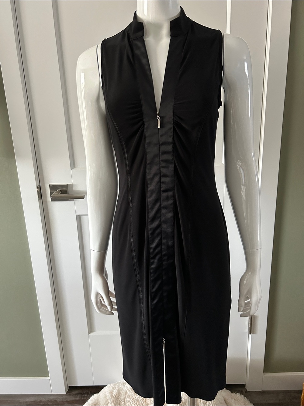 Tristan & Iseut Black High-Fashion Zip-Front Dress | S–M - Picture 5 of 15